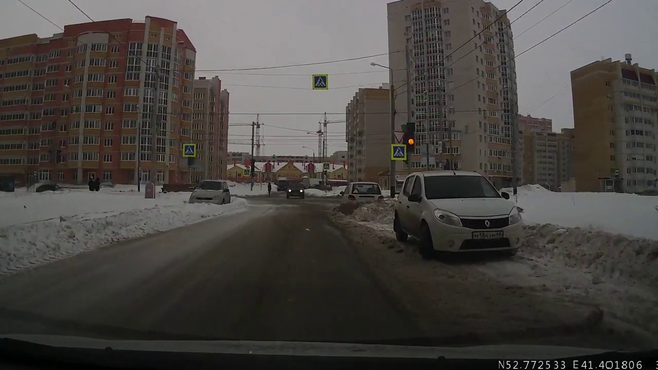 Водитель не заметил полицейскую "Лада Гранта" с включенными мигалками