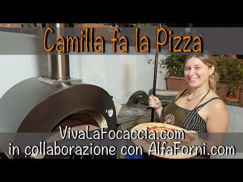 Camilla Cuoce la Pizza alla pala nel Forno da esterno