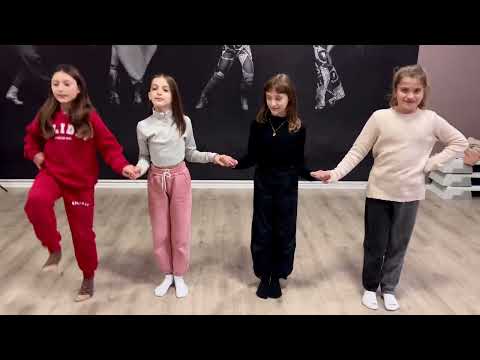 Si të kërcejmë "Vallen e Kukësit",mësojmë hapat bashkë.