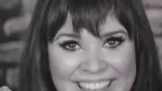 A young Melanie Safka singing in Holland 1969