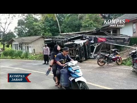 Truk Pengangkut Es Terguling Tabrak Warung
