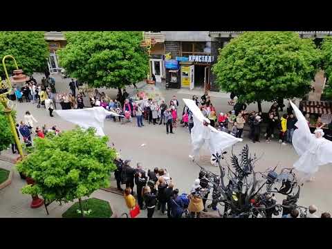Гуцули, клоуни, лицарі та театрали пройшлися стометрівкою. ВІДЕО