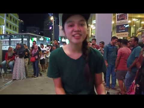 Susah betul nak suruh dia pandang sini...