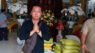Anh Áo Đen đi phát quà tự thiện cho bà con nghèo tại Long Phước Q9.
