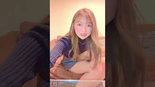 ［TikTokライブ］スカートの端から少し見えてる...