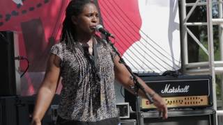 Ruthie Foster - &quot;Don&#39;t You Mind People Grinnin&#39; In Your Face&quot; (Live at the Dallas Guitar Show)