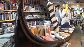 Libreria Acqua Alta, un microcosmo che racchiude la magia di Venezia. Cosa rischiamo di perdere
