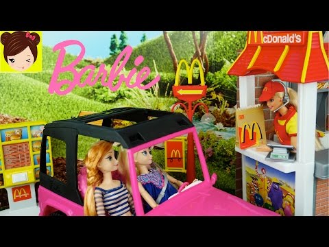 Barbie Trabaja en Mc Donalds Drive-Thru con Bebes Frozen Trolls Villanos + Ladybug