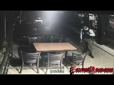 Guardia de seguridad habla con una niña fantasma.