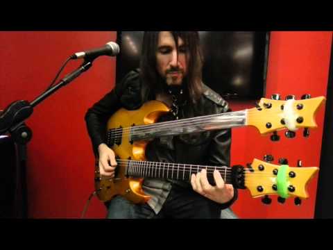 Bumblefoot tocando hino nacional no workshop em brasilia