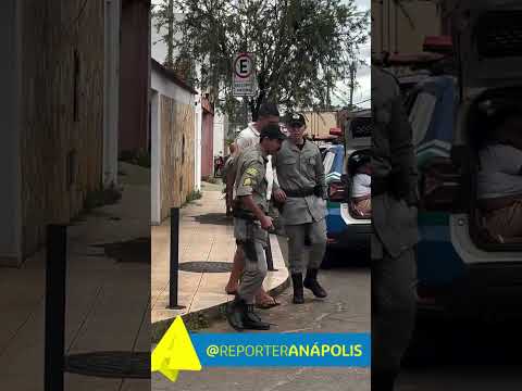 CRUELDADE EM ANÁPOLIS: NETO TIRA A VIDA DA AVÓ E TENTA INTIMIDAR REPORTAGEM NA CHEGADA A DELEGACIA.