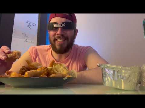 Un marginal au bord du gouffre se surine un cheat meal asiatique dans le respect !