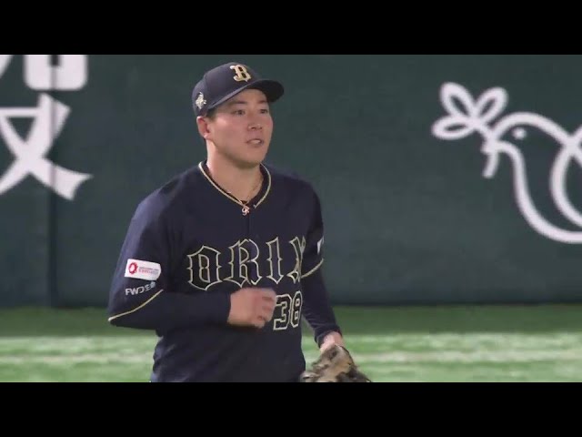 【4回裏】ビッグプレー!! バファローズ・来田涼斗 スタンドに飛び込むかというファウルフライを掴む!!  2024年9月20日 福岡ソフトバンクホークス 対 オリックス・バファローズ