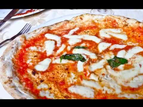 I modelli che hanno lentiggini La macchia scura su pelle sotto un ginocchio anche si gratta