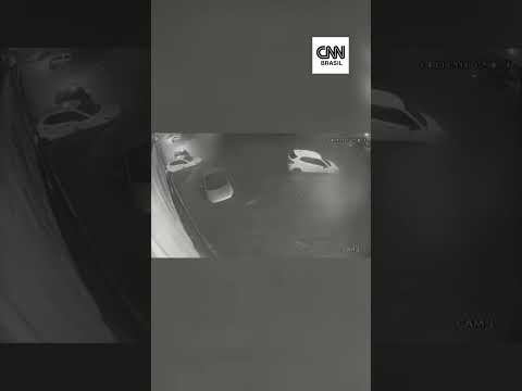 Mais de 20 carros são arrastados por enxurrada após temporal em SP