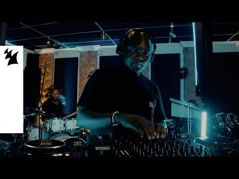THEMBA feat. Lizwi - Izindlu [Live] (Official Music Video)