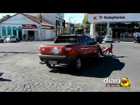 Carro e moto de envolvem em acidente em pleno centro comercial de Cajazeiras