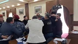 Քաղաքապետարանում վիճակը խիստ լարված է. գործի են անցել կարմիրբերետավորները
