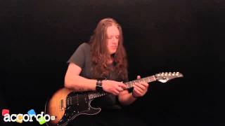 Bruce Bouillet: Racer X tapping lick from &quot;Heart of a Lion&quot; (Guitar Lesson)