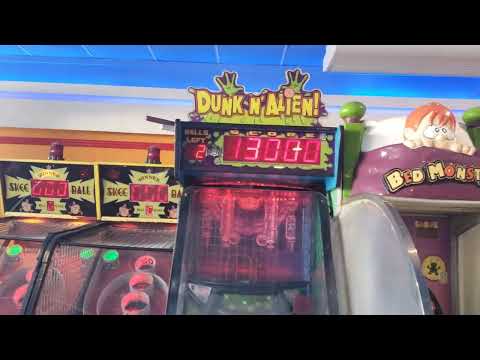 Dunk n' alien Arcade Game