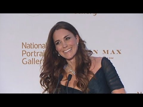 ケイト、セリフにつまずく。ケンブリッジ公爵夫人がナショナル・ポートレート・ギャラリーを訪問 (Kate stumbles on her lines: Duchess of Cambridge visits National Portrait Gallery)