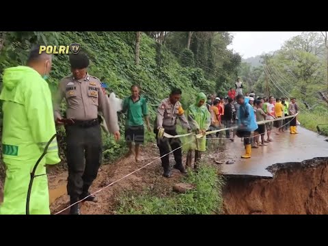 KAPOLRES PASAMAN BARAT TINJAU JALAN LONGSOR DI TALAMU