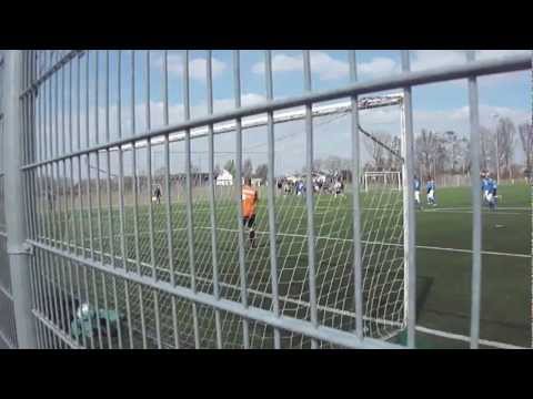 Jesper IJzerman (Tricht B1) scoort de 3-1 tegen Nieuwkuijk B1 (1 april 2013)