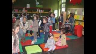 Visita infantil a la biblioteca y centro de salud de Pola de Laviana