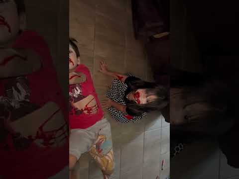 Niña zombie ataca a su hermanito
