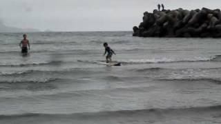 preview picture of video '4 years old surfer on shortboard,'