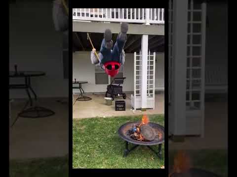 se monta en columpio de niño, lo quiebra y se cae! Que vergüenza!