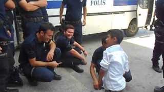 preview picture of video 'Direniş De Ki Her Polis Bir Değil Bakın Görün!...'
