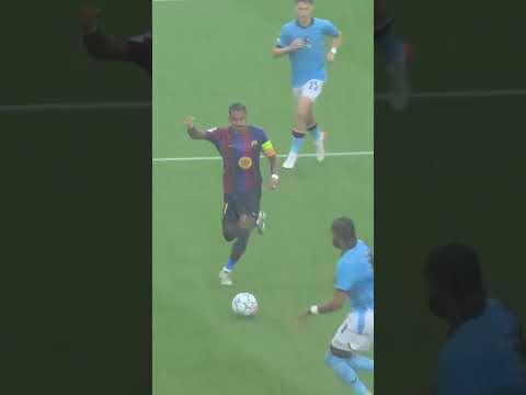 Mbappé pose avec un Ballon d'Or ? 🤣