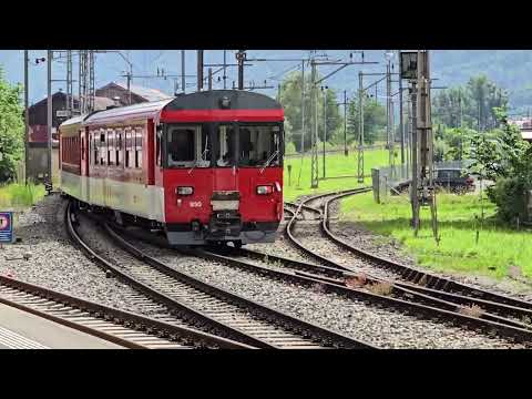 Zug der Zentralbahn zb Ausfahrt Bahnhof Interlaken Ost BE/Einfahrt IC 61 nach Basel SBB