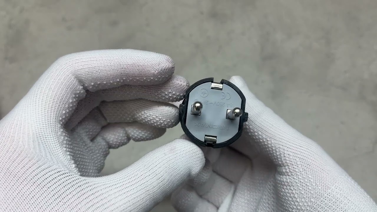 Вилка штепсельная прямая с заземлением NX1100 NEOMAX черная