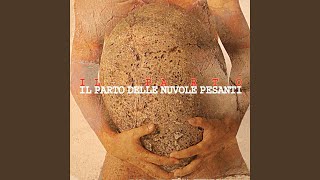 Kadr z teledysku Via da questa miseria tekst piosenki Il Parto delle Nuvole Pesanti
