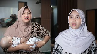 Download lagu Mrs. Haji looks at the baby mp3 Download lagu Mrs. Haji looks at the baby mp3