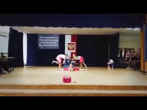 Występ klasy 1d w II LO w Rzeszowie - Otrzęsiny