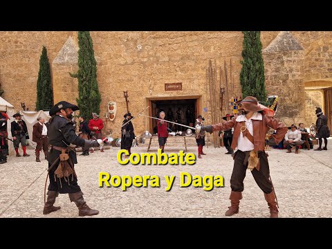 Combate con ropera y daga.