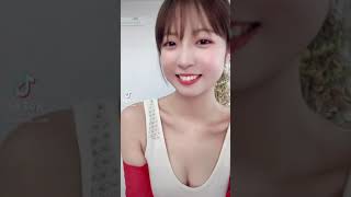 【TikTok】綺麗な谷間