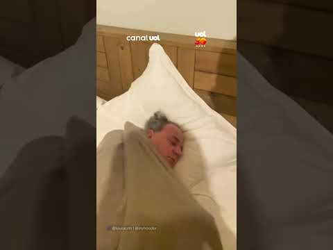 “Ele não tá respirando!”: Genro cai no choro ao achar que sogro dormindo tinha morrido
