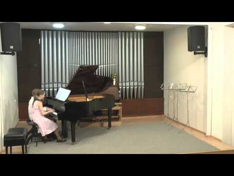 Klavírní čtyřhra M. Bok a A. Pokorná hrají na Koncertu mladých klavíristů