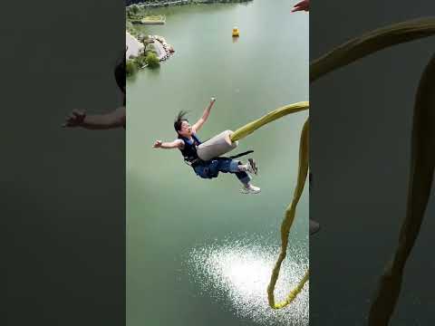 Incredible footage of a 🥱daring bungee jumper leaping from a bridge