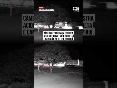 Câmera de segurança registraacidente grave entre carretae caminhão na BR-316, no Piauí.
