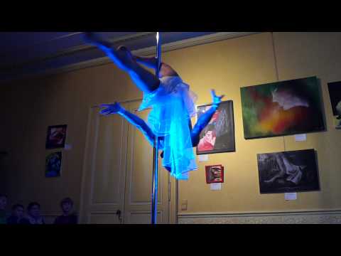 Démo de pole dance au Château (Laura Mété)