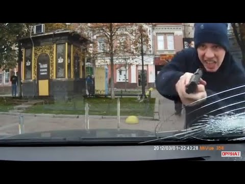 Полицейский Киева угрожал оружием и разбил стекло