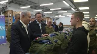 ראש הממשלה בנימין נתניהו ושר הביטחון ישראל כ"ץ בביקור בבסיס הקליטה והמיון בתל השומר (עדכוני משרד ראש הממשלה) - התמונה מוצגת ישירות מתוך אתר האינטרנט יוטיוב. זכויות היוצרים בתמונה שייכות ליוצרה. קישור קרדיט למקור התוכן נמצא בתוך דף הסרטון