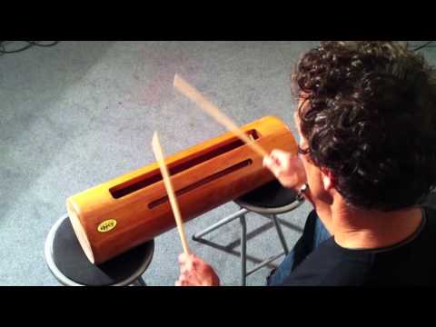 Gerhard Kero spielt Schlitztrommel / Korokoto