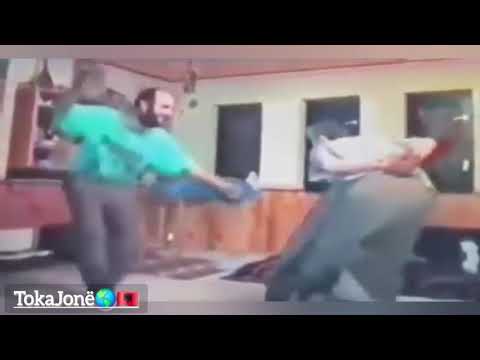 Kujtime gazmore të familjes heroike Jashari, për Vitin e Ri 🥂🌲 Hamëz e Sahit Jashari në valle