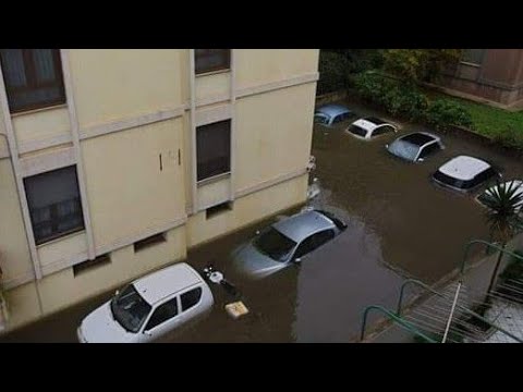 Flash floods sink traffic in Cagliari, Sardinia, Italy 🇮🇹 November 14 2021 maltempo Sardegna Italia